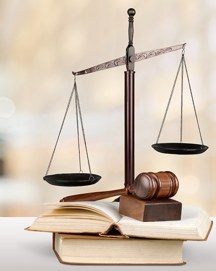 Balance de la justice, marteau et livres ouverts. Symboles de droit et justice sur fond neutre et clair. Équilibre et connaissance.